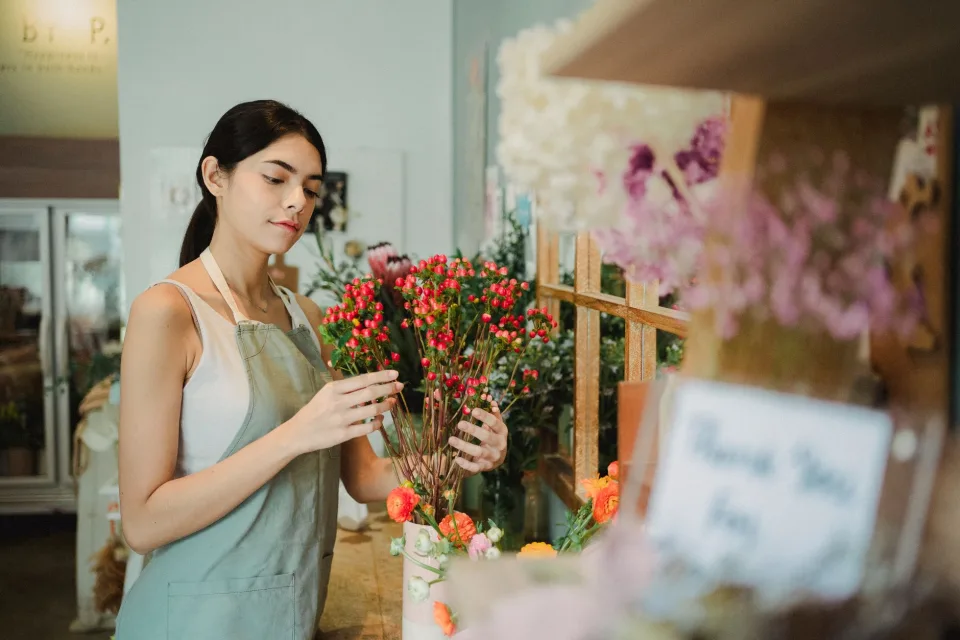 Bàn cắm hoa tại tiệm